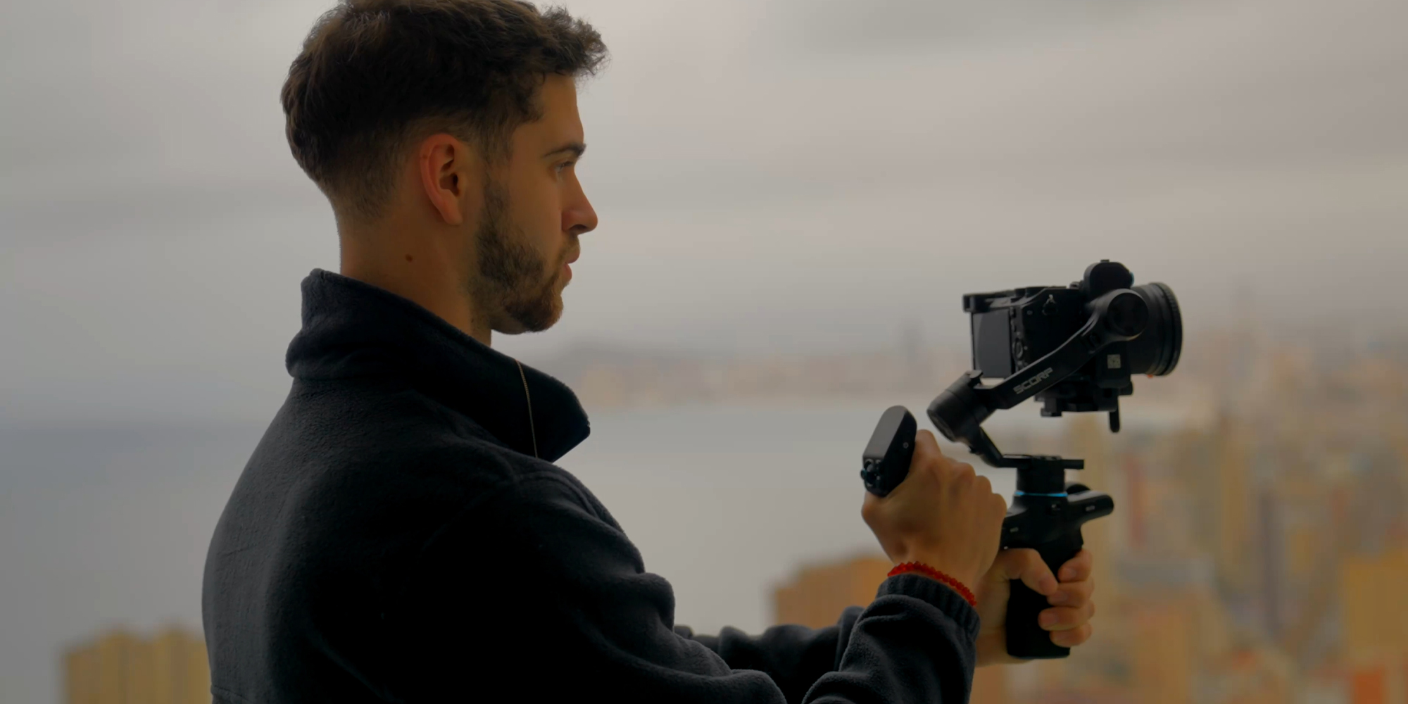 Gimbal ręczny FeiyuTech Scorp mini 3 Pro w rękach operatora w plenerze